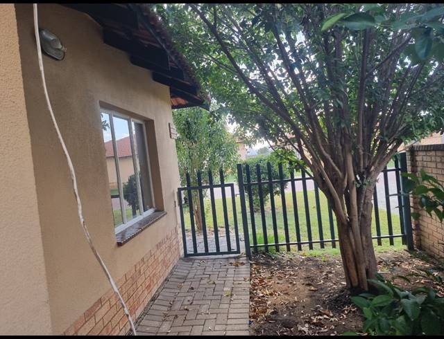 3 BEDROOM TOWNHOUSE FOR SALE IN WATERKLOOF HILL ESTATE
